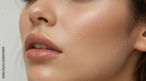 Close up contour makeup blending along jawline with dewy skin and neutral lip, serene glow