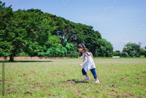 外で走り回る小さな女の子