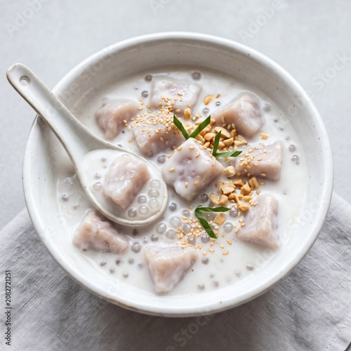 코코넛 밀크로 부드럽고 달콤하게 끓여낸 토란 디저트 쩨 코아이 몬