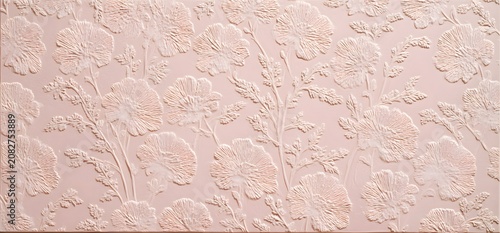 Motif Floral Gaufré en Relief sur Fond Rose Pâle Texturé avec Style Monochrome Élégant