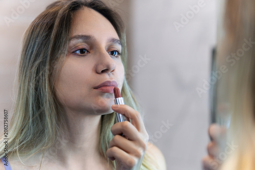 Cuadro en lienzo red lipstick in the hands of a woman