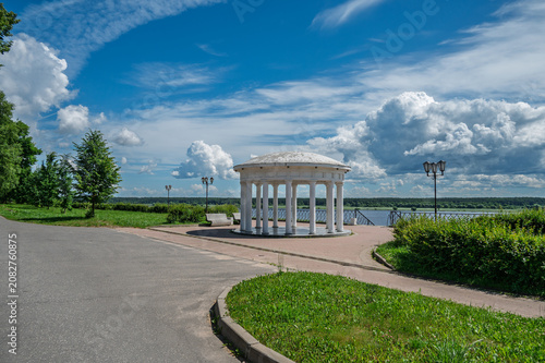 Obraz na plátně White air Rotunda on the high Bank of the river.