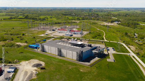 Quadro su tela Large data center building in the countryside showcasing global connectivity