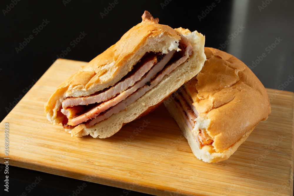 Obraz premium A view of a peameal bacon sandwich.