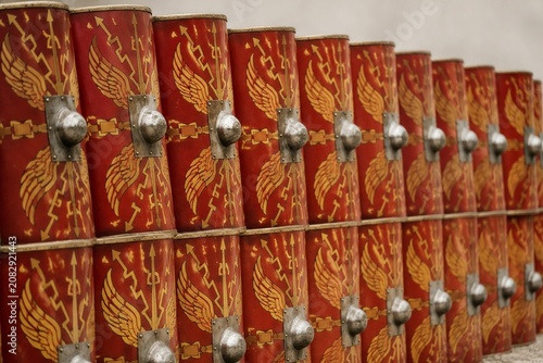Fotografía A repeating pattern of Roman shields forming a defensive wall.