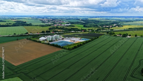 Foto Aerial Renewable Energy Park Solar Farm Biogas Plant Rural Landscape