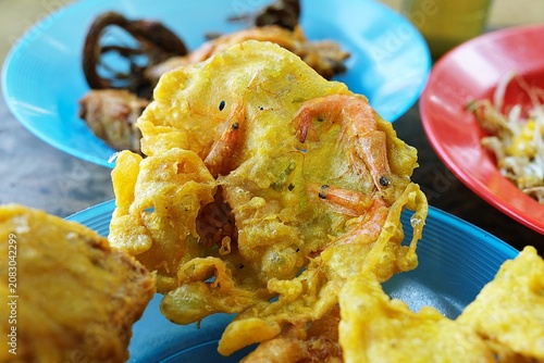 Photos Close up of crispy Indonesian shrimp fritter served as part of a traditional local meal