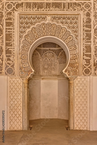 Foto Mihrab niche on the Qibla wall (direction to face when praying), chamber on the central courtyard SE side, Ben Youssef Madrasa