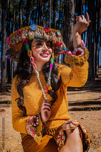 Foto Beautiful Latin woman wearing traditional inspired Andean clothing Retrato femen