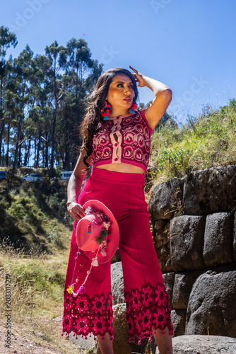 Obraz na plátne Beautiful Latin woman wearing traditional inspired Andean clothing Retrato femen