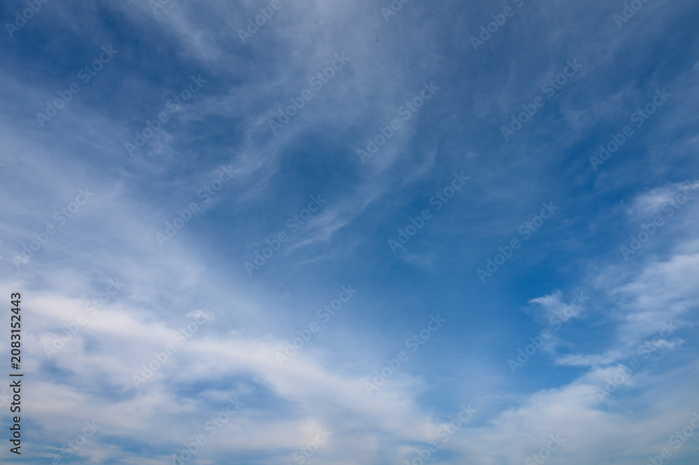 Obraz premium Expansive blue sky adorned with wispy clouds on a tranquil day