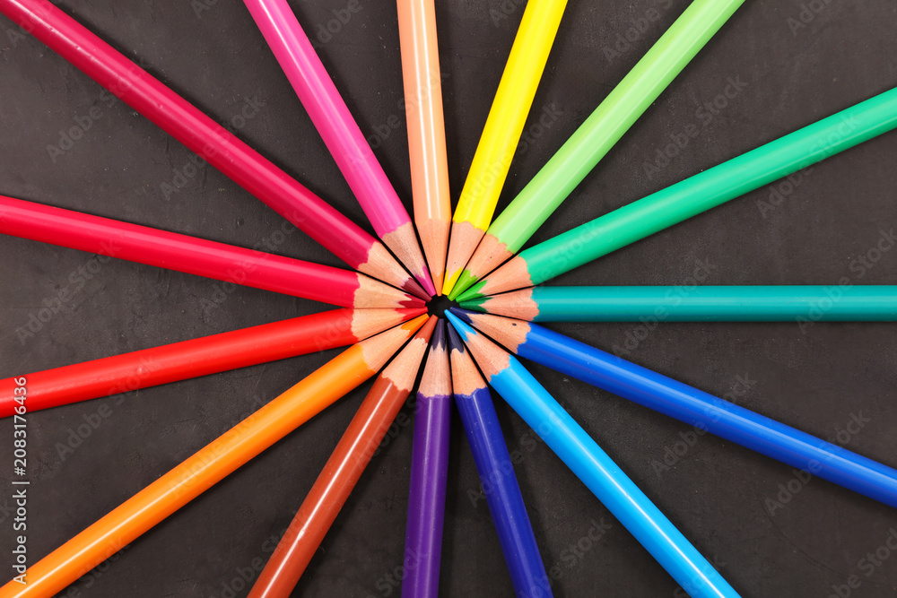 Naklejka premium Colorful Colored Pencils Wheel Circle Arrangement on Blackboard Background