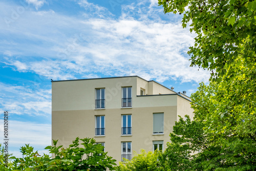 Foto fragments multi-storey residential buildings in European city, dynamism contempo