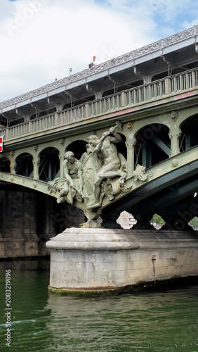 Φωτογραφία Sculpted allegorical group on Pont de Bir-Hakeim ironwork bridge over the Seine,