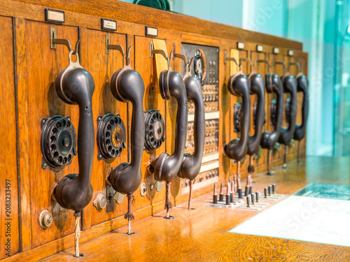 Historische Telefonzentrale mit alten Telefonhörern