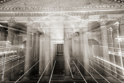 Il Pantheon di notte, edificio storico dell’antica Roma. Patrimonio dell’Unesco.