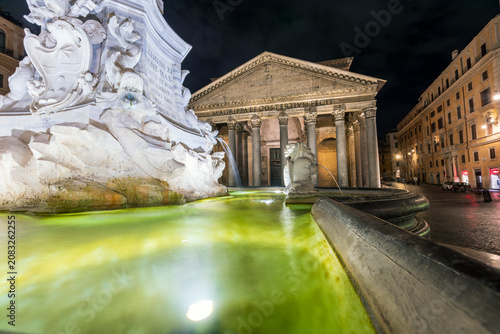 Il Pantheon di notte, edificio storico dell’antica Roma. Patrimonio dell’Unesco.