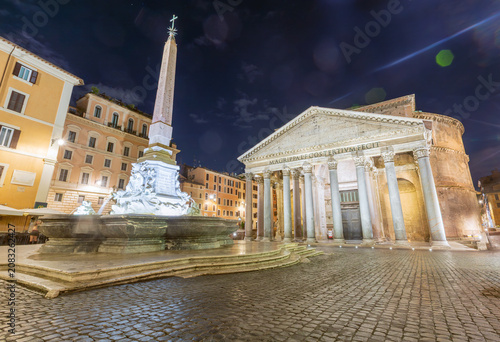 Il Pantheon di notte, edificio storico dell’antica Roma. Patrimonio dell’Unesco.
