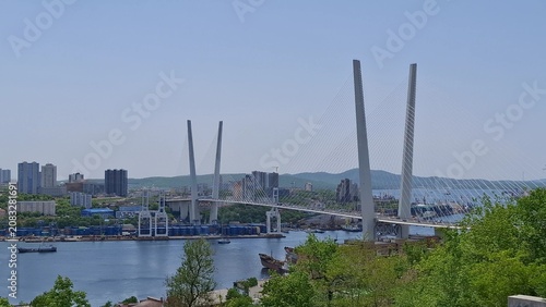 Foto Panoramic view of majestic Zolotoy Bridge in Vladivostok