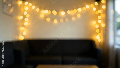 Tableau sur toile Warm string lights in a fully defocused interior of a warm cafe