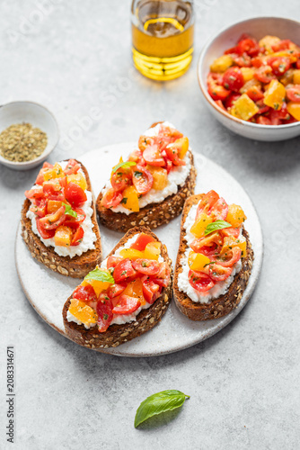 tartines de pain grillé bruschetta ricotta fouettée et tomates