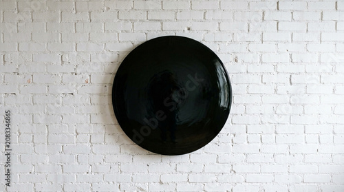 Cuadro en lienzo Large Glossy Black Round Mirror on White Brick Wall Interior