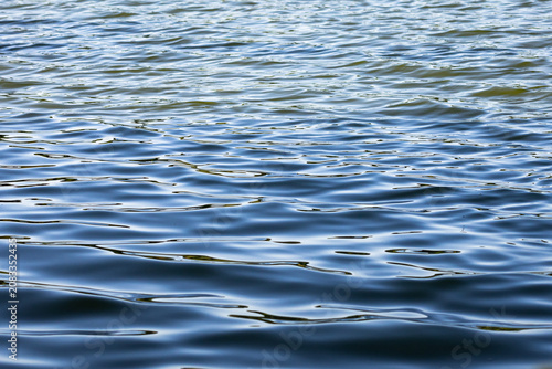 Canvastavla Fine ripples spread on calm water shaping graceful curves and soft gradients a n