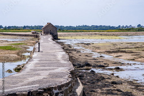 Schilderij op canvas digue du moulin à marée de l'ile d'arz, morbihan, bretagne,