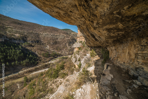 Fotografie Passage en corniche sur les falaises du Caire à Rémuzat, Drôme, France