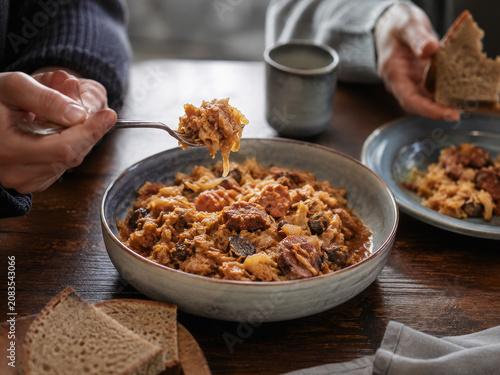 Obraz na płótnie Disfrutar de comida casera en una mesa con pan y bebida