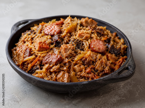 Obraz na płótnie Deliciosa comida en un plato negro, preparada con carne, arroz y verduras en una