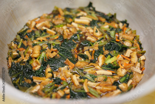 Tableau sur toile 小松菜と油揚げ、人参を出汁で煮た和食の煮浸しを俯瞰で捉えた料理写真。鍋に盛られた家庭料理のクローズアップ