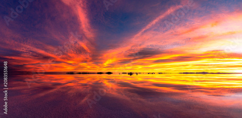Quadro su tela Sunset at the Salar de Uyuni, the world’s largest salt flat, under a sky ablaze with the colors of sunset, in the Andean region of Bolivia