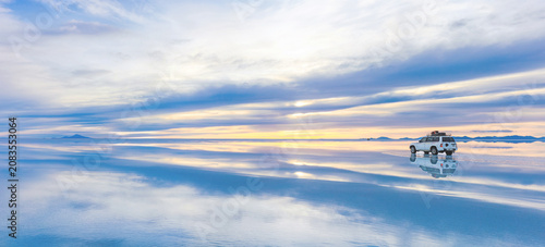 Foto Salar de Uyuni, a vast white expanse of the Salar de Uyuni, the world’s largest salt flat, under a clear blue sky in the Andean region of Bolivia