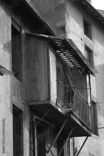 Vieux balcon en noir et blanc