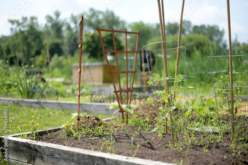 Un jardin communautaire à Québec, Canada. Le jardinage à l'entrée du potager. Jardin municipal.