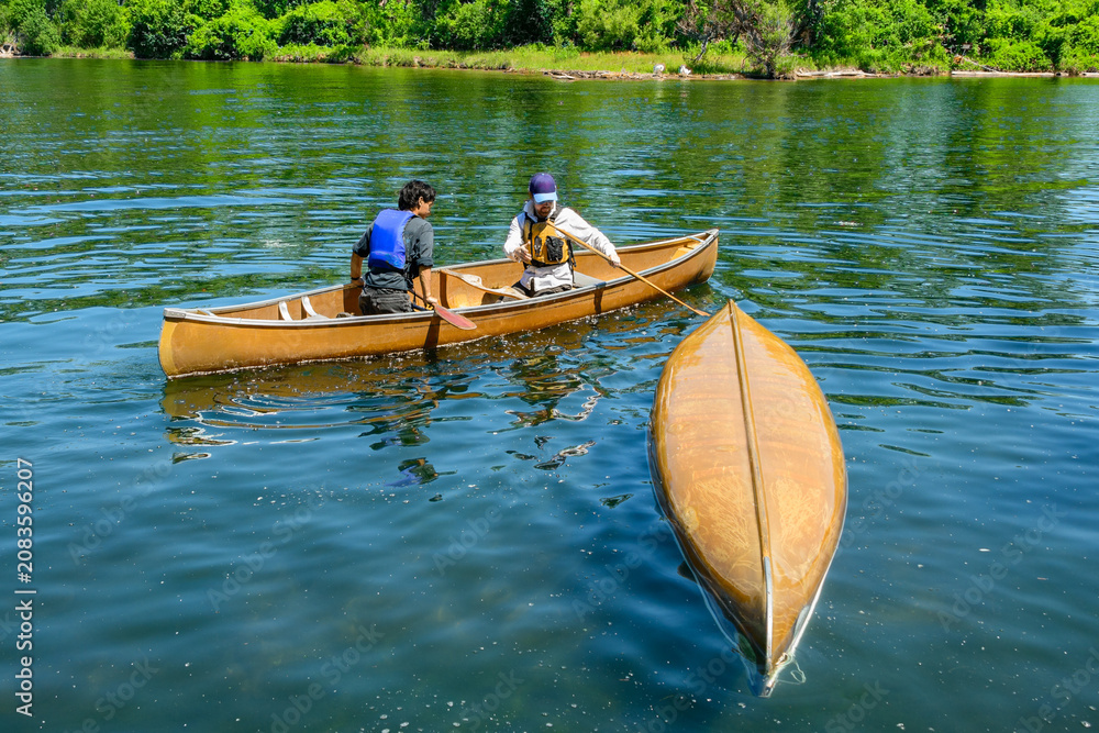 Obraz premium Tandem canoe paddlers learning rescue skills