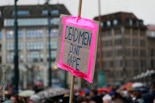 Fotografie Protestschilder gegen Gewalt gegen Frauen auf einer Demonstration
