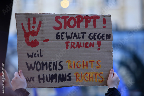 Принти на полотні Protestschilder gegen Gewalt gegen Frauen auf einer Demonstration