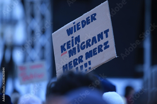 Photos Protestschilder gegen Gewalt gegen Frauen auf einer Demonstration