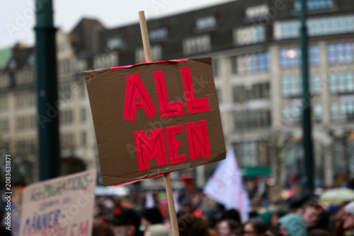 Schilderij op canvas Protestschilder gegen Gewalt gegen Frauen auf einer Demonstration