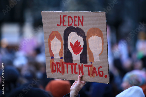 Photos Protestschilder gegen Gewalt gegen Frauen auf einer Demonstration