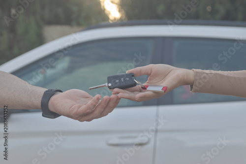 Entrega del vehículo por parte del vendedor al comprador, transferencia del automóvil, préstamo del vehículo.