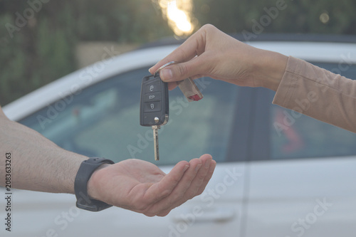 Entrega del vehículo por parte del vendedor al comprador, transferencia del automóvil, préstamo del vehículo.