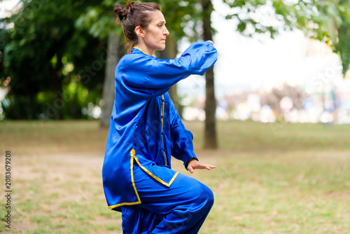 Foto Woman performing a tai chi move in a park