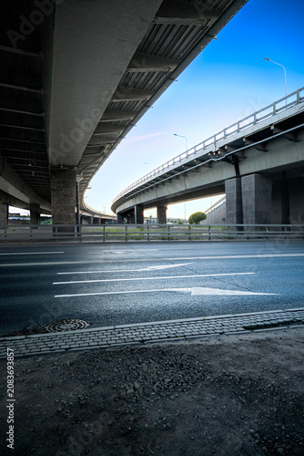 Canvastavla Empty city road under a concrete highway overpass bridge