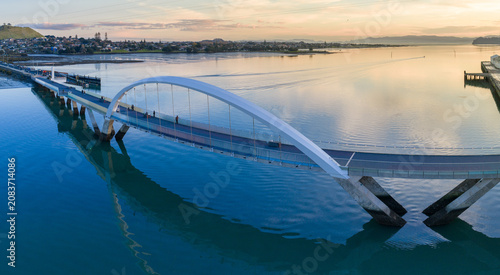 Schilderij op canvas A scenic view of the Nga Hau Mangere Bridge in Onehunga, Auckland, New Zealand, at sunset