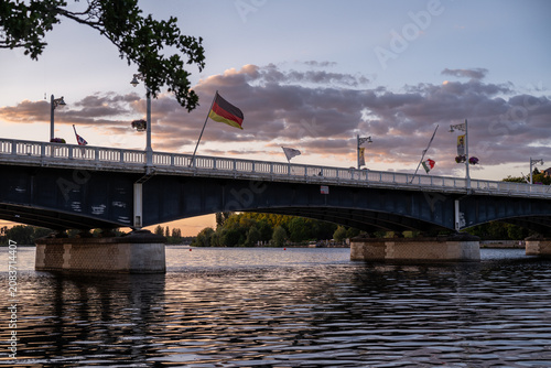 Pont Jacques-Chirac sur l'Allier à Vichy au coucher du soleil