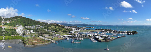 Fotografía Spectacular aerial panorama of Airlie Beach Whitsundays Queensland Australia
