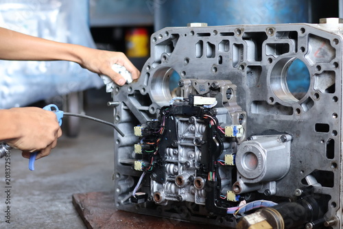 Konstfotografi Mechanic Cleaning Transmission Valve Body with Air Duster.